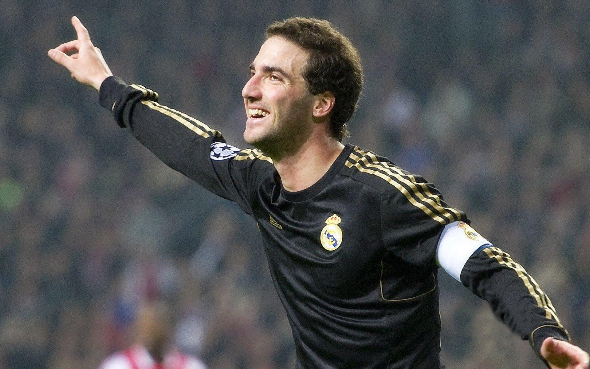 阿贾狂轰34分16板0失误，生涯第27次30+成就比肩传奇，赛场表现引爆热议